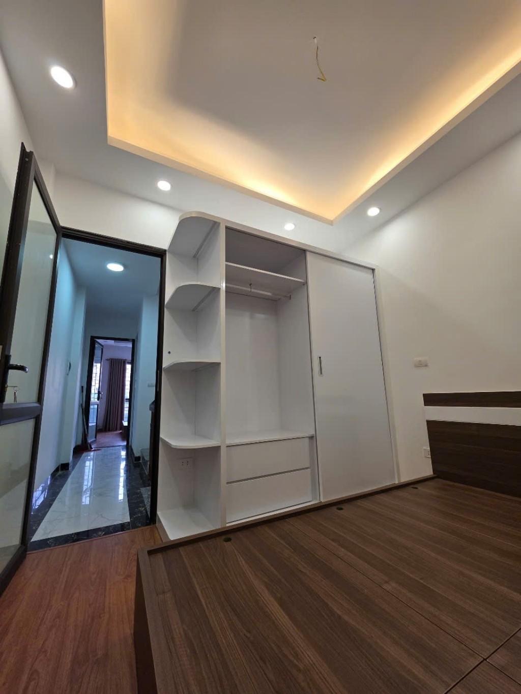 ✅NHÀ DÂN XÂY LONG BIÊN- FULL NỘI THẤT SỊN - 4 NGỦ - Ô TÔ ĐỖ CỬA - NGÕ NÔNG- SỔ VUÔNG A4 - Ảnh 3