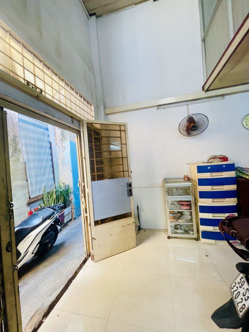 GẦN MẶT TIỀN ĐƯỜNG- NGAY CHỢ BÀ CHIỂU -. SỔ VUÔNG A4 NỞ HẬU ĐẸP CÓ NHỈNH 4 Tỷ. - Ảnh 1