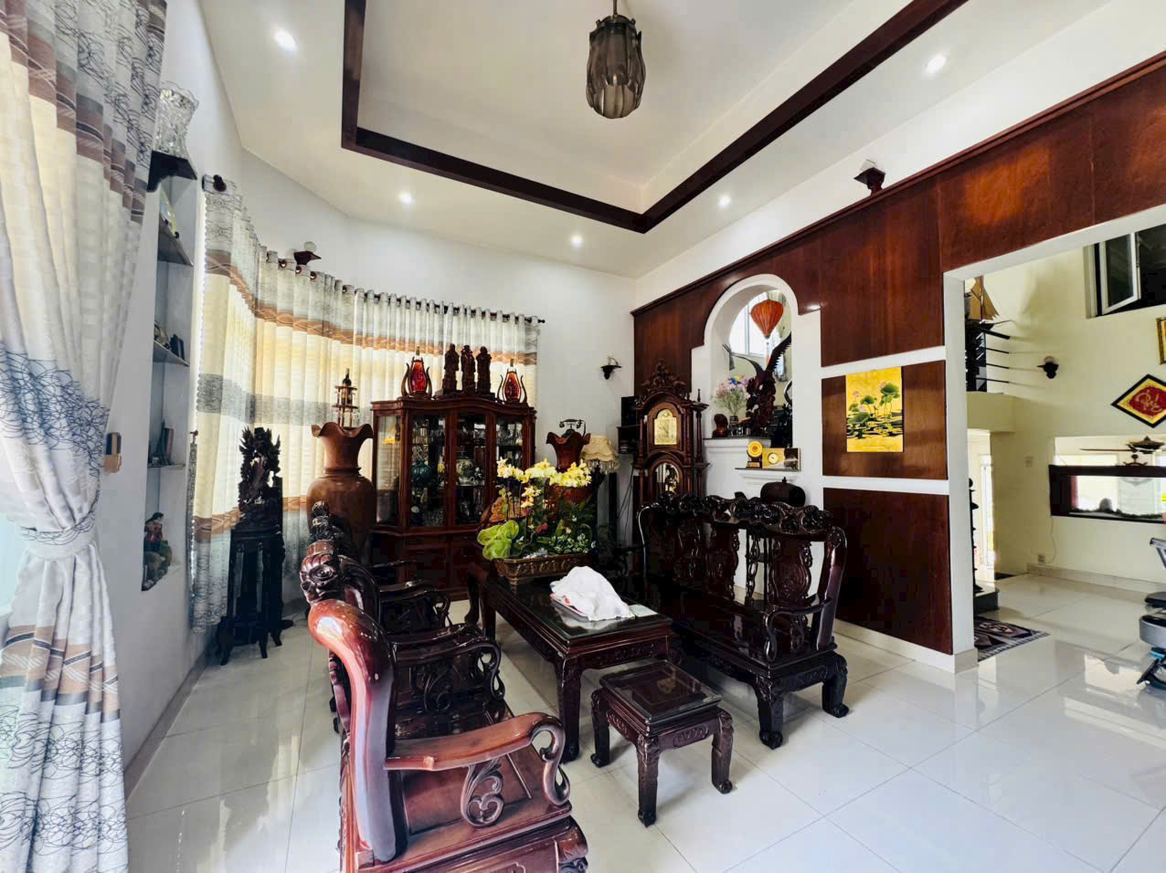 Bán biệt thự đẹp, nội thất gỗ cao cấp,DT 10m x 26m, gần  Biên Hoà, giá chỉ 11 tỷ - Ảnh 1