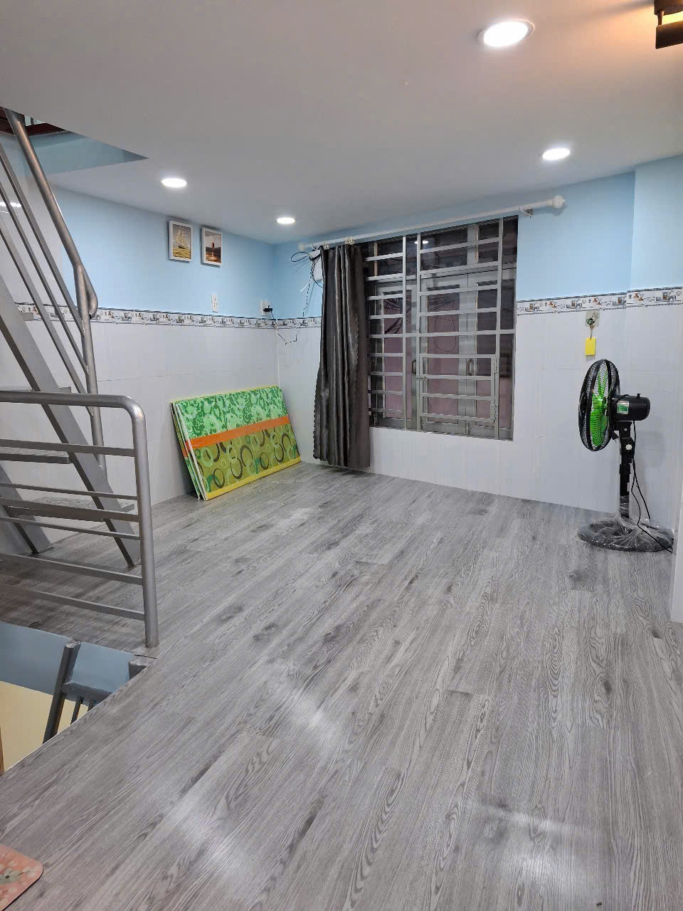 NGAY MẶT TIỀN ĐƯỜNG XE HƠI <br><br>- TRUNG TÂM QUẬN 4<br>ĐÚC 3 TẦM 2 TỶ SỔ HÔNG RIÊNG - Ảnh 2
