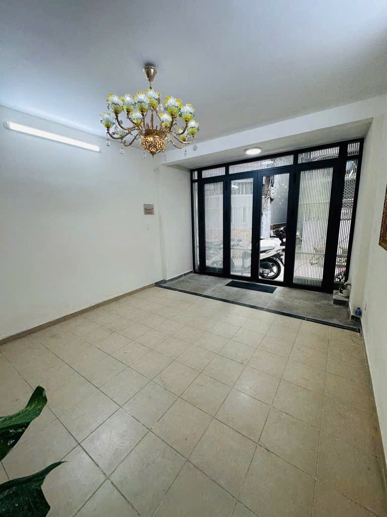 Bán nhà quận 10, Cách Mạng Tháng 8, 35m2, 2 tầng, hẻm xe hơi, 6.3 tỷ - Ảnh 1