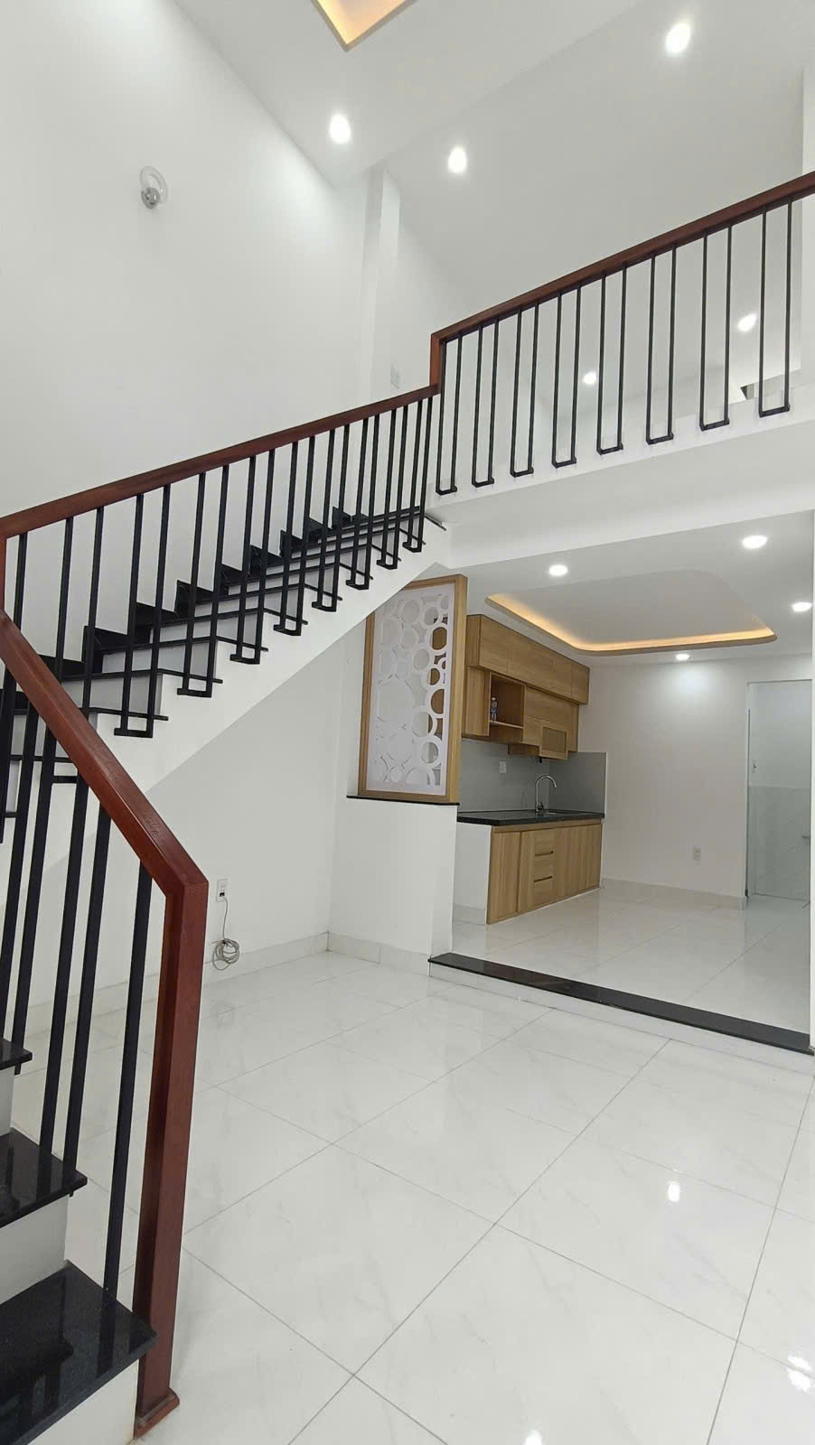 BÁN NHÀ GÁC LỬNG ĐÚC ĐẸP – KIỆT Ô TÔ HOÀNG VĂN THÁI,CẠNH ĐH DUY TÂN – CHỈ 2.55 TỶ - Ảnh chính