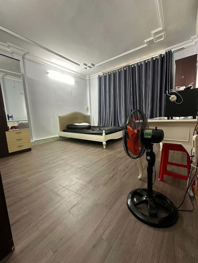 Bán gấp giá mềm QUẬN 10 : 6,2 tỷ - Đường 3/2 - Dt: 28m2 ngang 4.6 nở hậu tài Lộc 5.5m - 5 tầng gồm - Ảnh 2