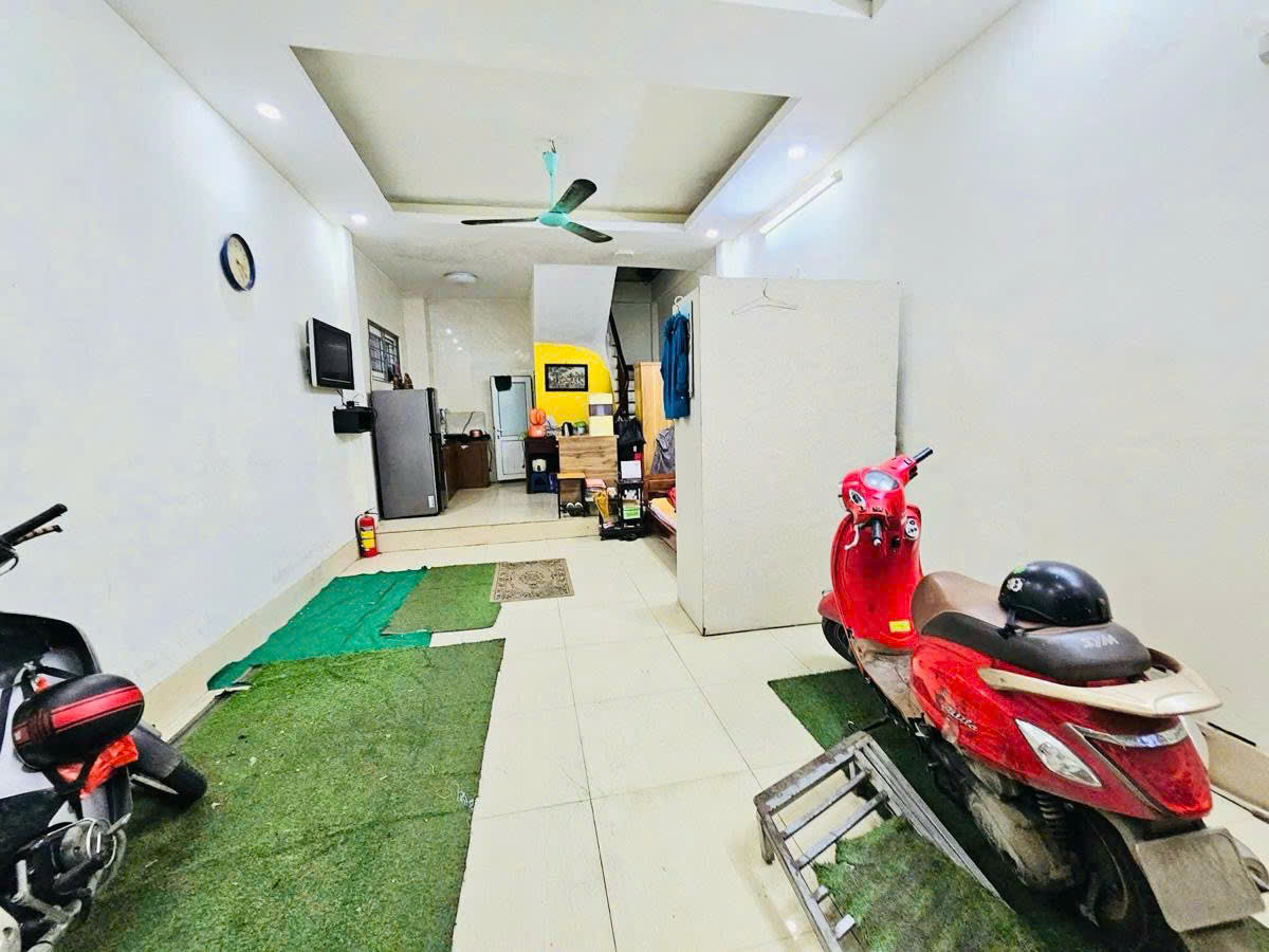 Bán nhà Đê La Thành gia đình tự xây 45m x 5 tầng 3 phòng khép kín rộng - lô góc giá 8,8 tỷ - Ảnh 1