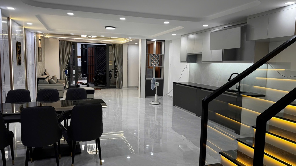 NHÀ 2 TẦNG MỚI ĐẸP – GẦN 100M² – XE HƠI TỚI NHÀ – FULL NỘI THẤT – TÂN THỚI NHẤT, Q12 - 5.99 Tỉ - Ảnh 1
