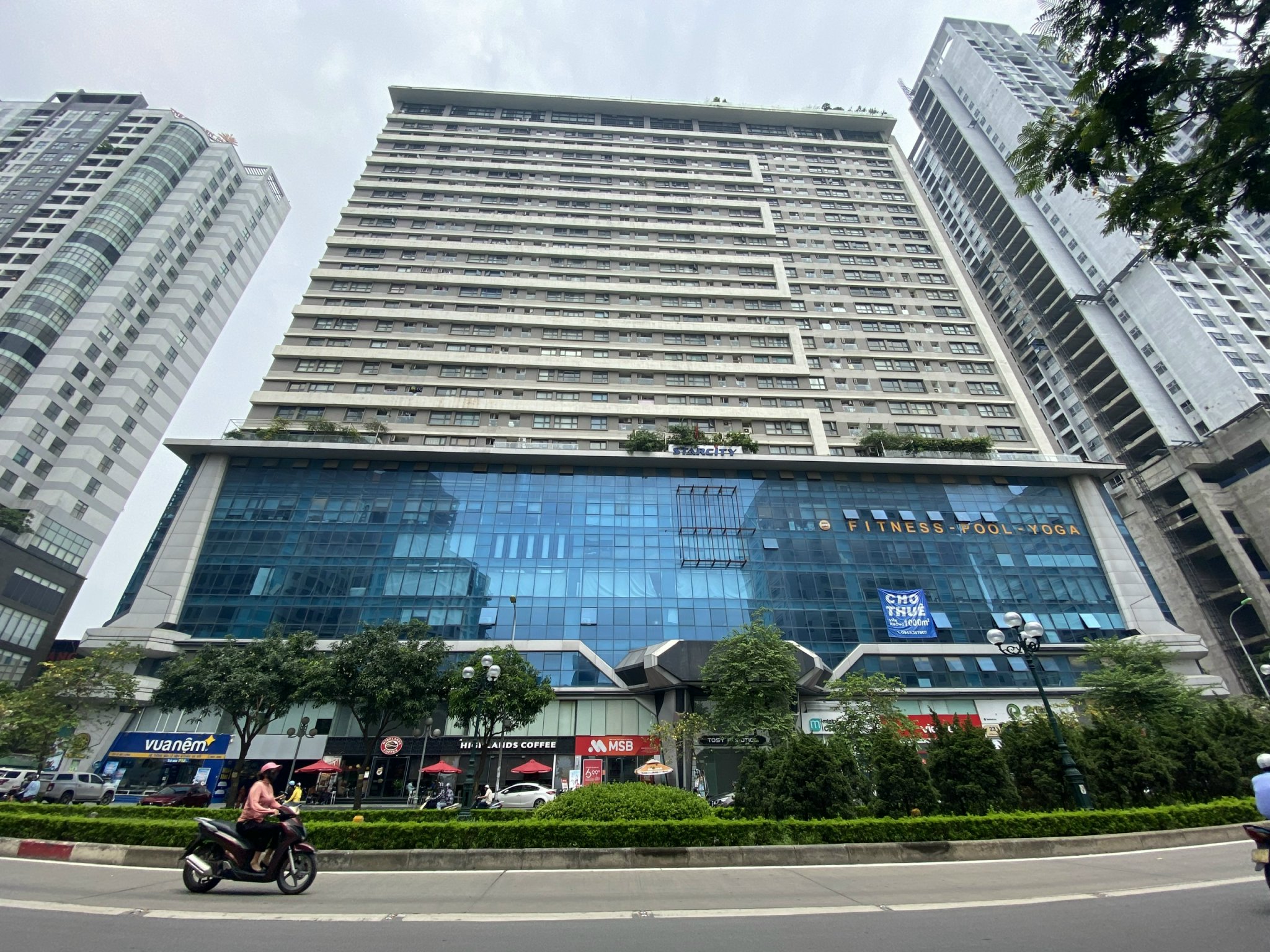 Z bán mặt bằng tầng 1 tòa Building phố Lê Văn Lương, sở hữu lâu dài, diện tích 203m2, cho thuê 200 - Ảnh 1