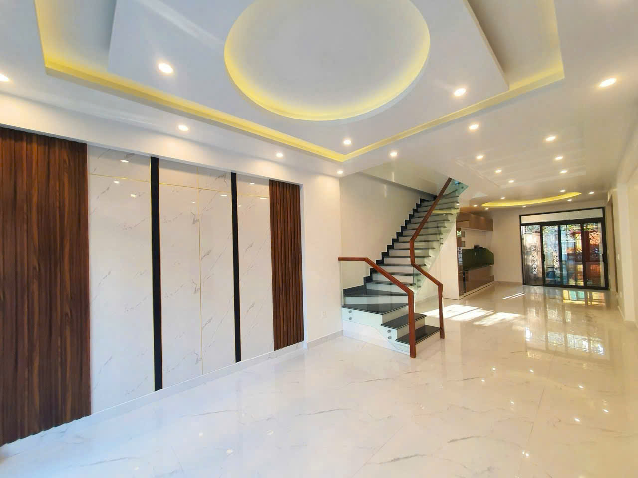 Nhà 4 tầng, độc lập sân cổng, ngõ 5m, Giá 6.3 tỉ, gần Chợ Hàng Mới - Ảnh 1