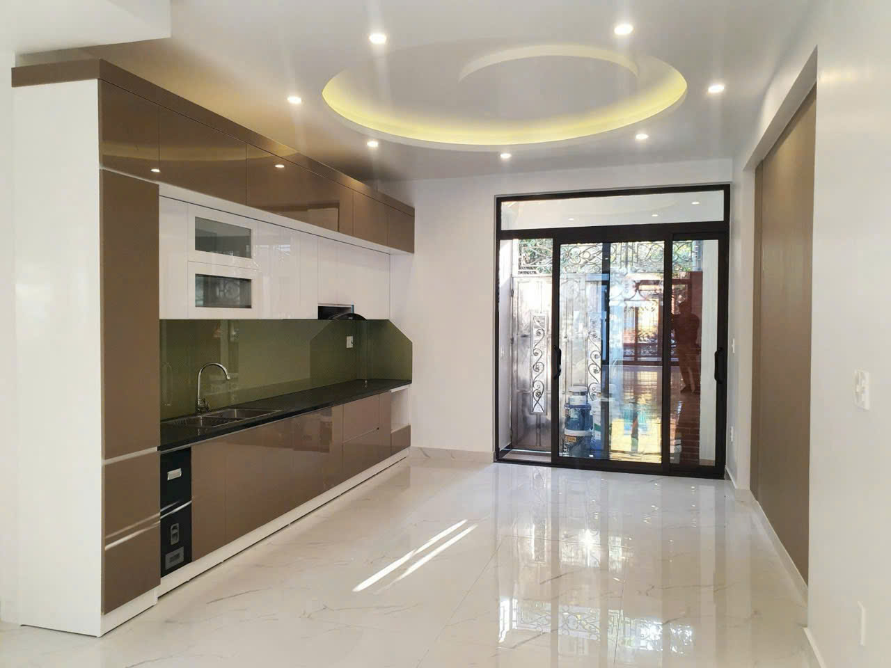 Nhà 4 tầng, độc lập sân cổng, ngõ 5m, Giá 6.3 tỉ, gần Chợ Hàng Mới - Ảnh 2