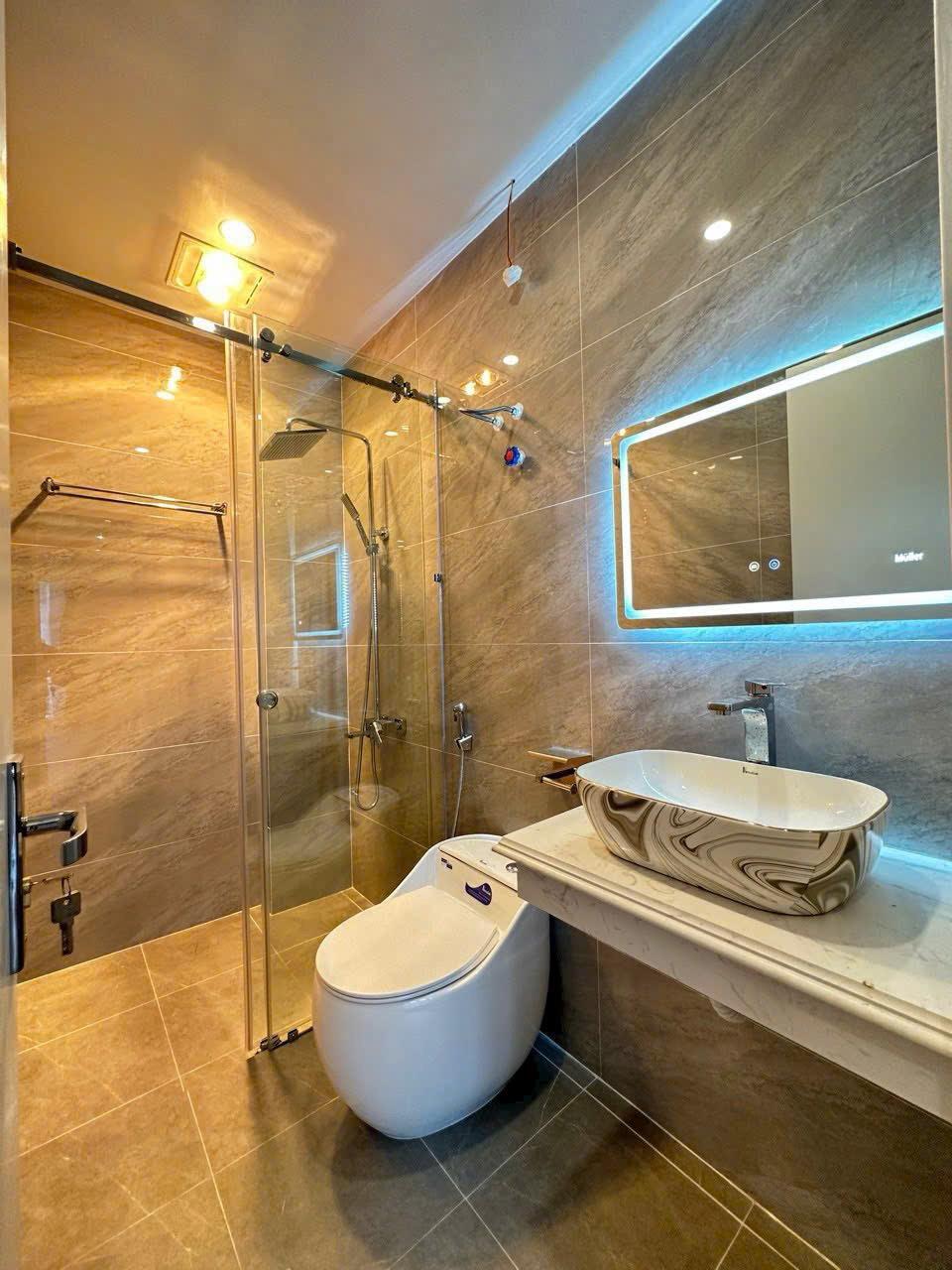 Nhà 4 tầng, độc lập sân cổng, ngõ 5m, Giá 6.3 tỉ, gần Chợ Hàng Mới - Ảnh 4