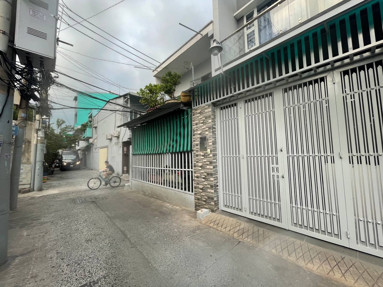 Bán nhà CN 100m2, Hẻm xe hơi 5m thông Đường Hoa Bình, Quận Tân Phú - Ảnh chính