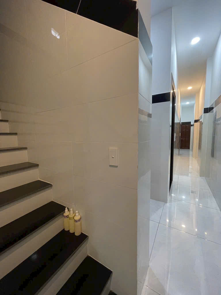 BÁN NHÀ 3 LẦU, 12P - DÒNG TIỀN 30 TR/THÁNG (4.5x24) LÊ VĂN KHƯƠNG, Q12 - Ảnh 1