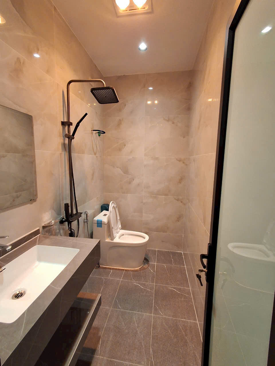 Nhà đẹp mặt ngõ thông tại chợ hoa Đằng Hải ô tô ra vào nhà - Ảnh 1
