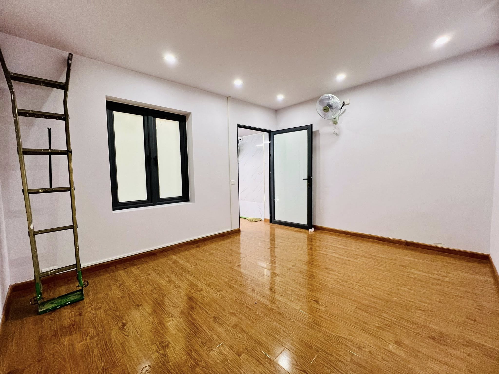 BÁN NHÀ MẶT PHỐ ĐÊ LA THÀNH - CĂN GÓC 3 MẶT THOÁNG – Ô TÔ VÀO NHÀ – 4.4M MT – 80M2 – 24.4 TỶ - Ảnh 3