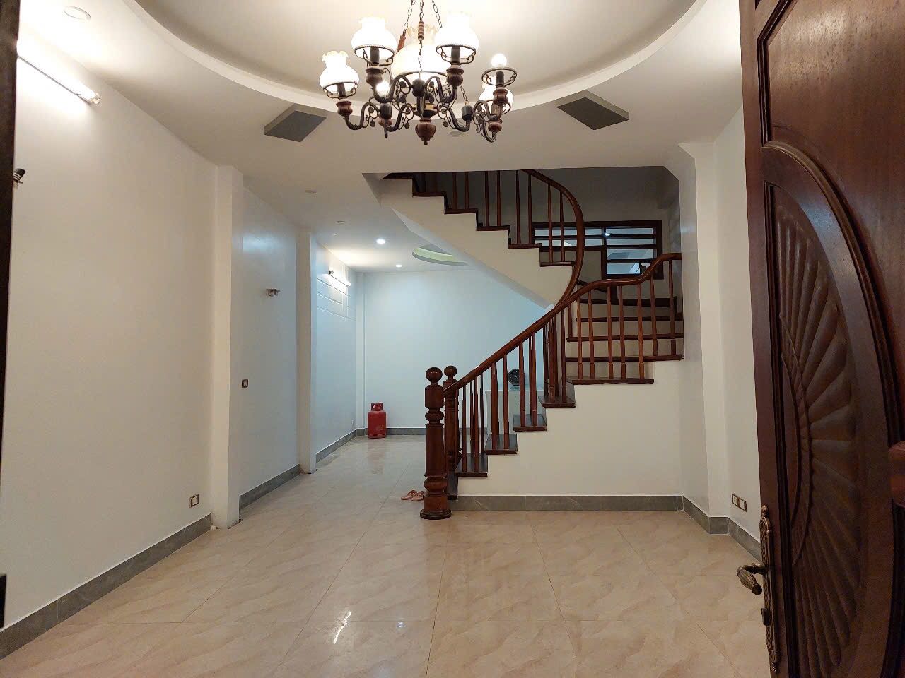 Cho thuê nhà ngõ ô tô, kinh doanh Hoa Bằng - Cầu Giấy 50m x 5T giá 25tr, 6PN4VS - Ảnh chính