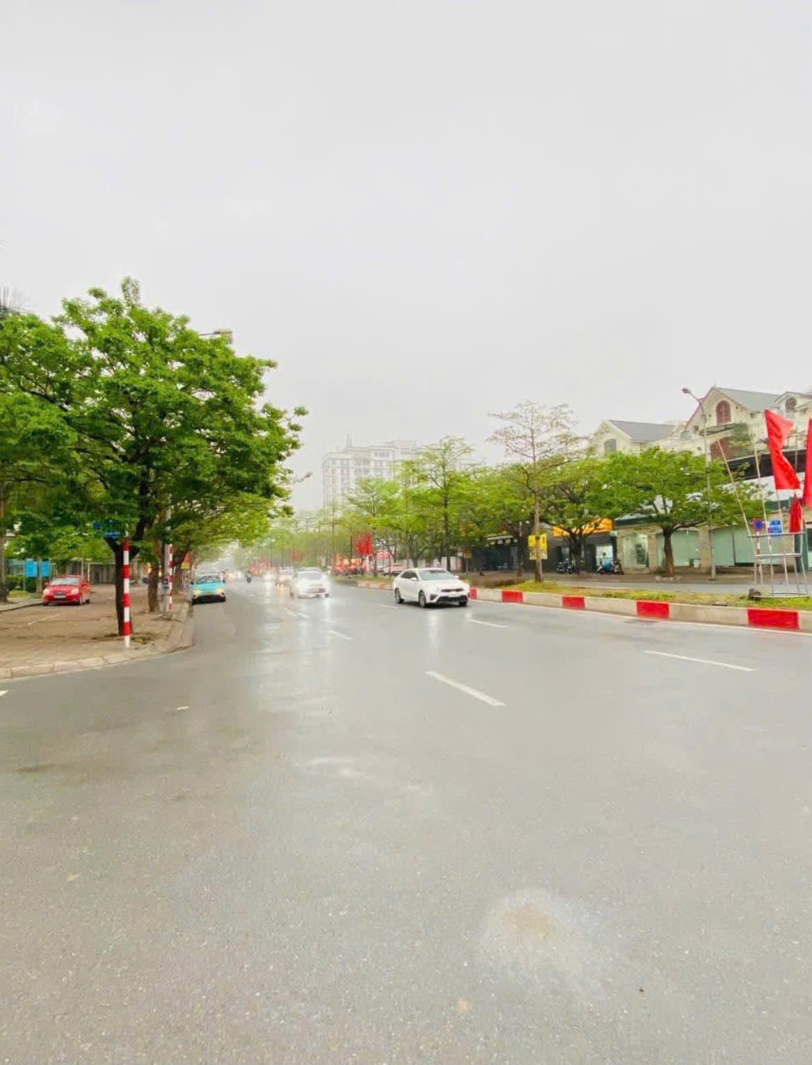 Chủ nhờ bán nhà Nguyễn Văn Cừ, 62m, ngõ thông, thang máy, hơn 10 tỷ. - Ảnh 2