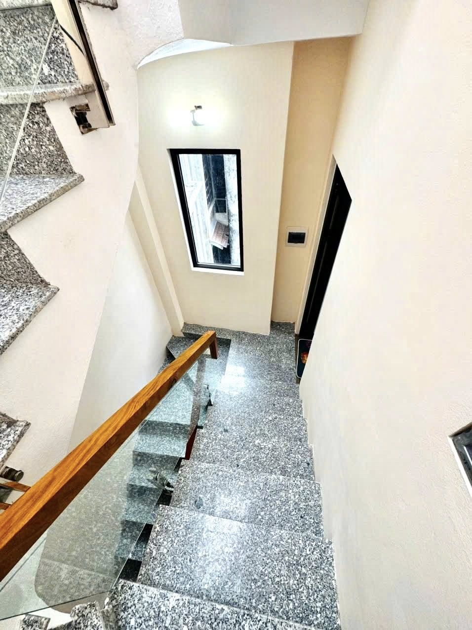 BÁN NHÀ 5 TẦNG VĂN CHƯƠNG 40M2 ĐỐNG ĐA 7.6 TỶ NHÀ MỚI XÂY NÊN RẤT ĐẸP BAGAC XE MÁY TRÁNH NHAU - Ảnh 1