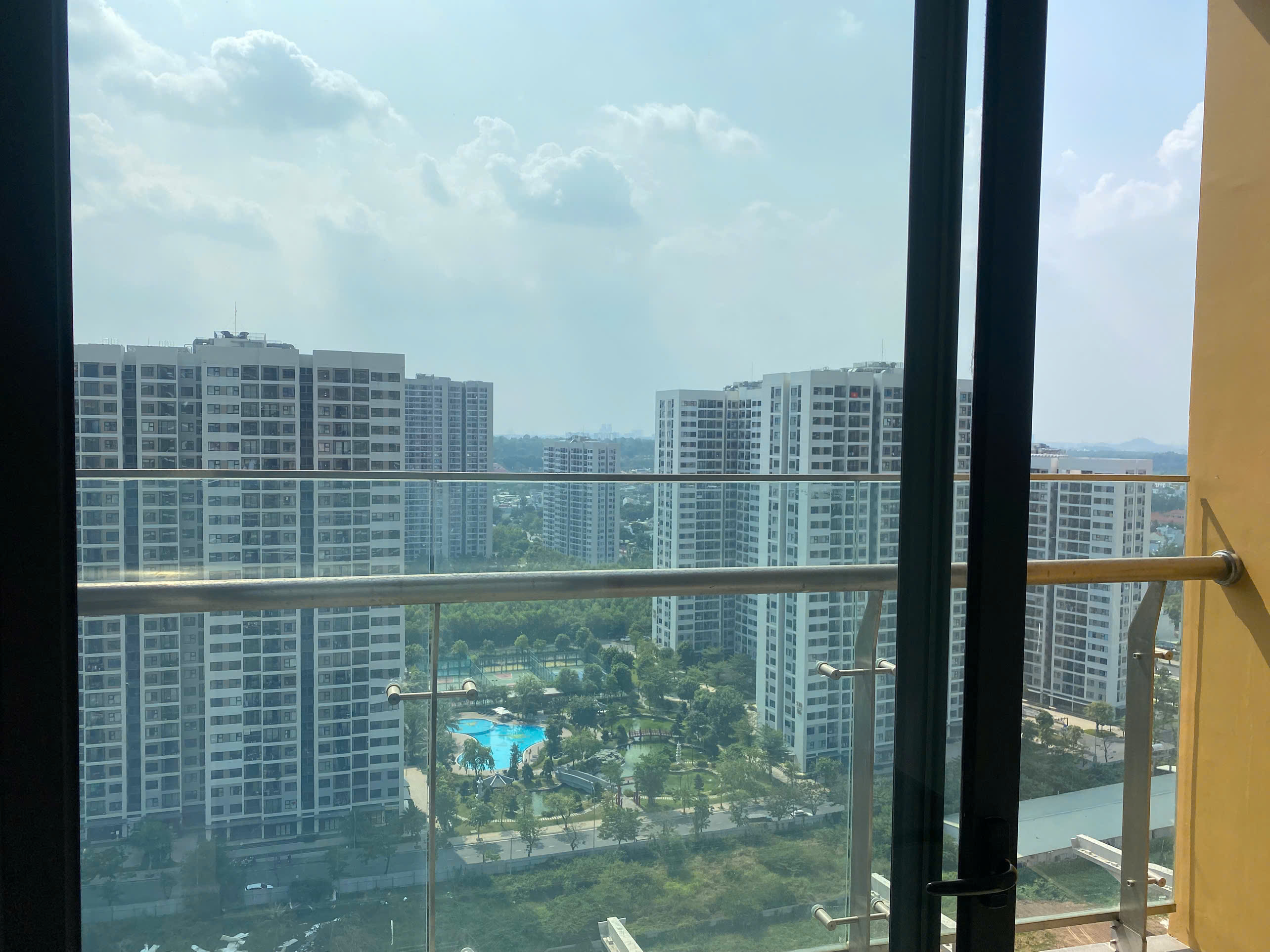 Chính chủ gửi bán gấp căn 2PN diện tích lớn GH, tầng vừa đẹp, view hồ bơi và vườn Nhật giá chỉ 3tỷ2 - Ảnh 1