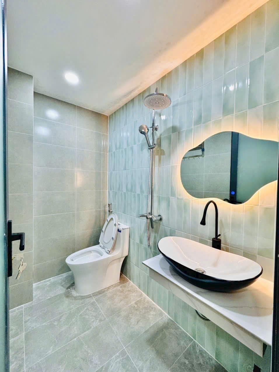 Cách 5m ra mặt tiền Lê Trực, P7, BT - ( 3,6 x 13m) vuông vức - KC 3 tầng - giá bán 6,750 tỷ TL - Ảnh 2
