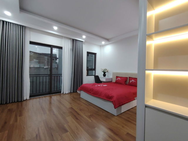 NHÀ MỚI NỘI THẤT ĐẦY ĐỦ NGÕ THÔNG BA GÁC Bồ Đề -Long Biên 40 m2, 6 tầng,MT 5m, 11.2 tỷ. - Ảnh 3
