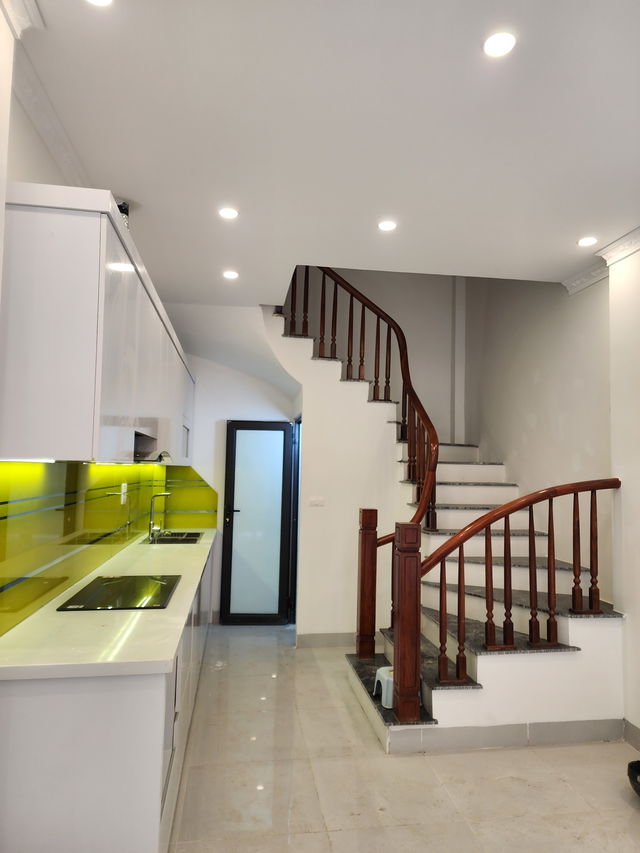 NHÀ 6 TẦNG MỚI ĐẸP + Ở LUÔN Thượng Thanh- Long Biên 30m2,X  6 mặt tiền 3.5m, 5.75 tỷ. - Ảnh 2