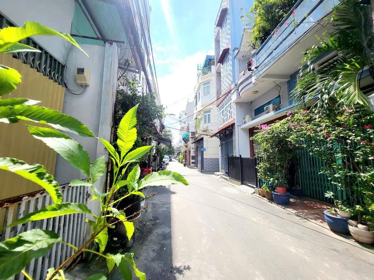 Bán nhà quận Tân Bình, đường Thiên Phước, 39m2, 2 tầng, hẻm xe hơi, 5.5 tỷ - Ảnh 1