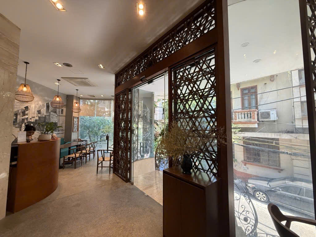 (Tin thật 100%) Bán Apartment lô góc 131m2 tại Hoàng Cầu - Ô tô vào nhà - Dòng tiền 2,4 tỷ/năm - Ảnh chính