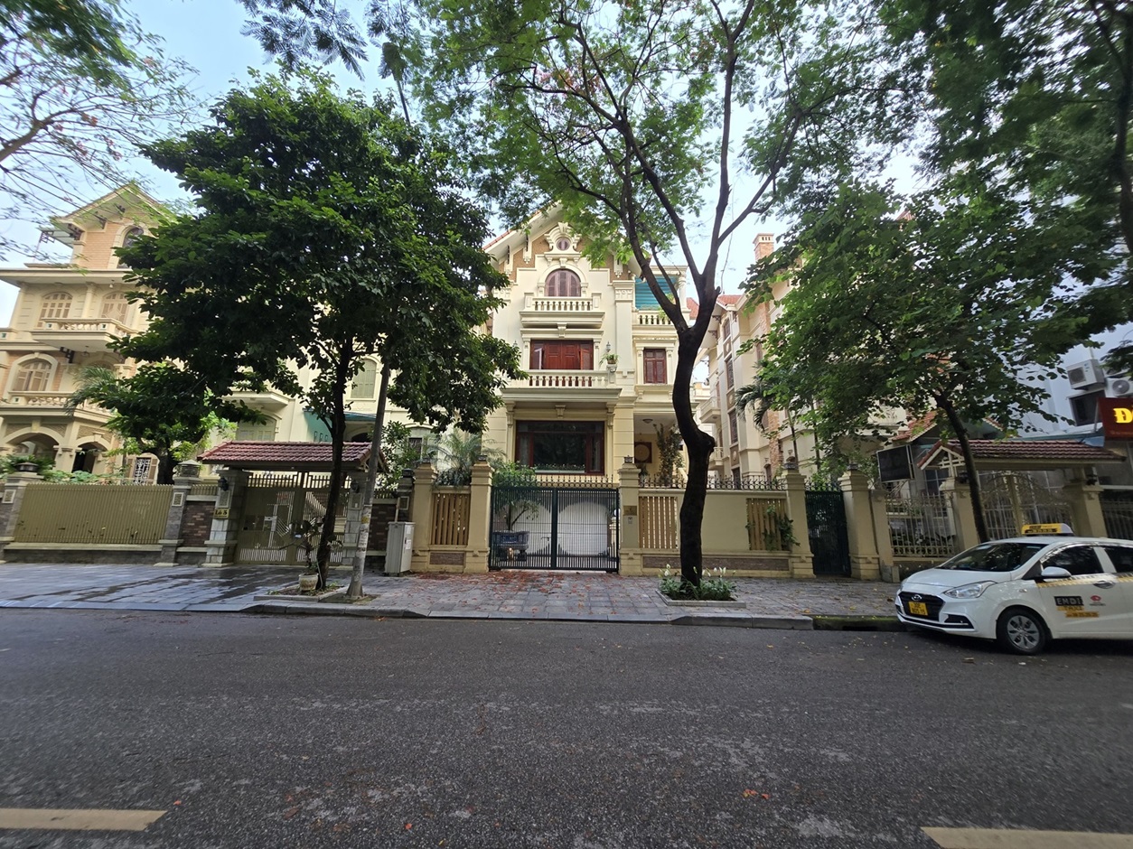 Biệt thự trung tâm bán đảo Linh Đàm gần hồ điều hòa, DT 254m2, 10 phòng ngủ, giá chỉ 6x tỷ - Ảnh chính