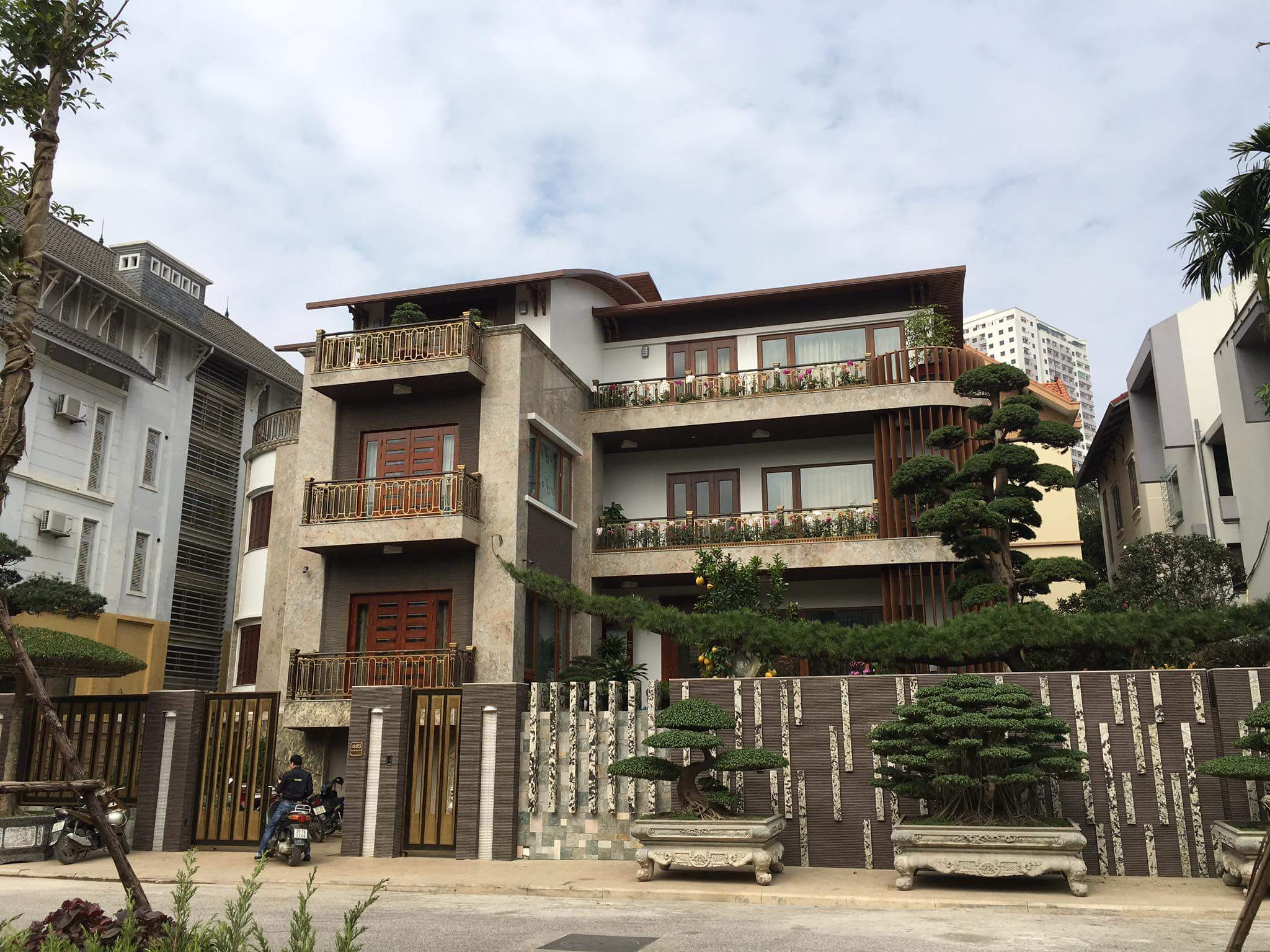 Biệt thự trung tâm bán đảo Linh Đàm gần hồ điều hòa, DT 254m2, 10 phòng ngủ, giá chỉ 6x tỷ - Ảnh 1