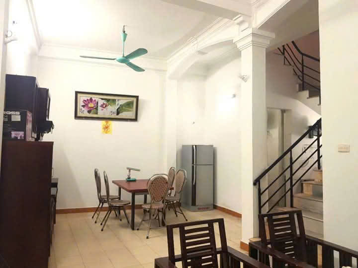 Cho thuê nhà riêng 50m x  3 tầng - Văn Chương - Đống Đa giá 10 triệu, ở ngay - Ảnh 1