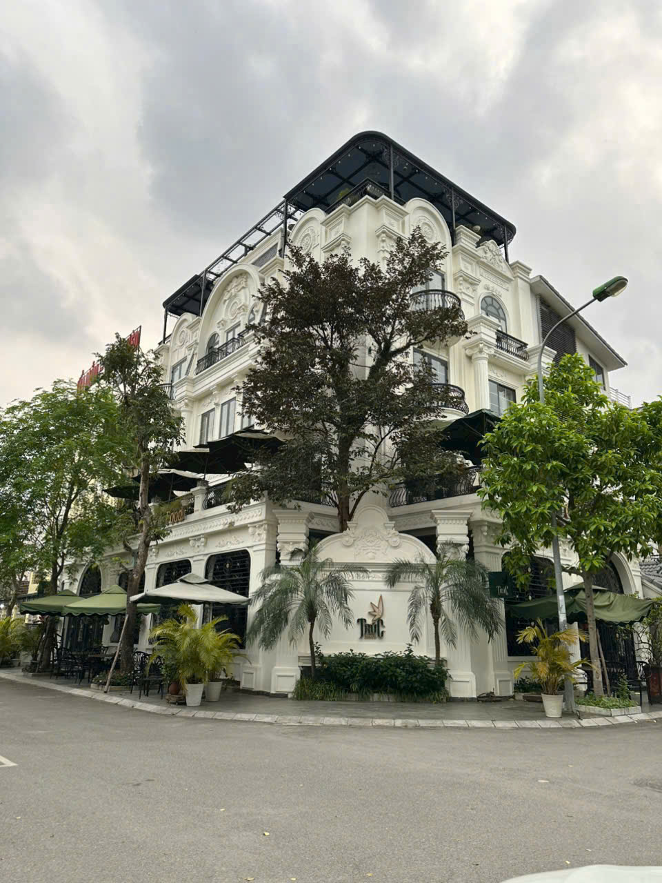 Cho thuê lâu dài biệt thự Thành Phố Giao Lưu, 368m2, 4 tầng, view hồ, kinh doanh đỉnh - Ảnh 1