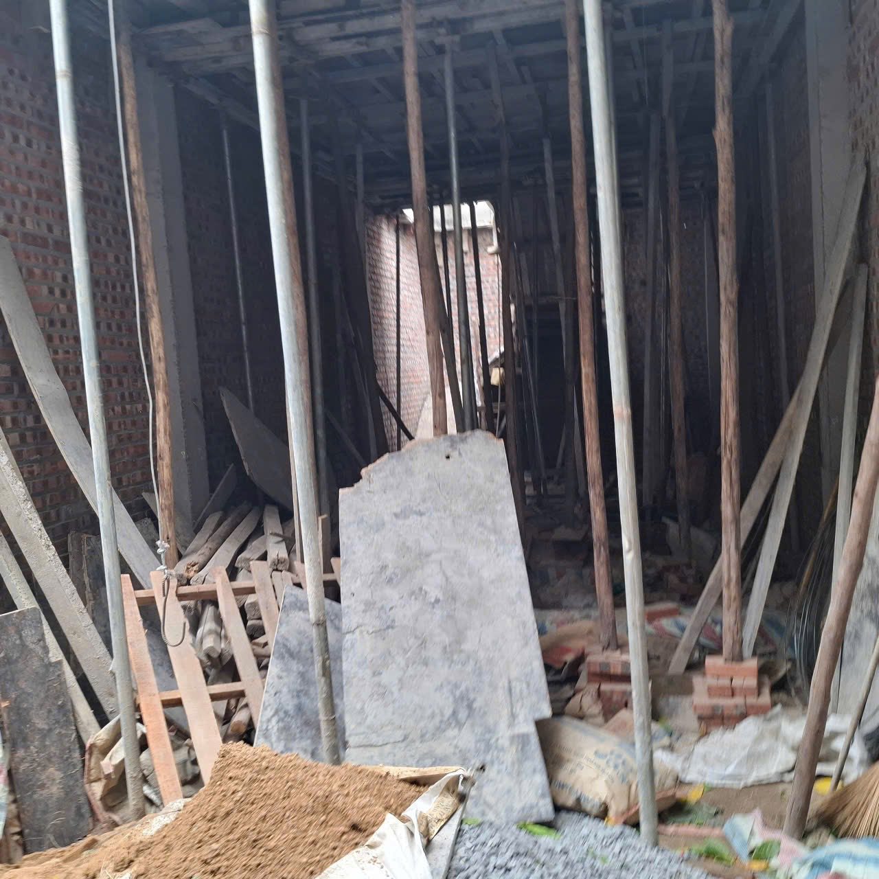 Bán Nhà Phố Tay Tựu 35m2 x 5 tầng, ngõ thông rộng ô tô đỗ cửa nhà mới kính koong, khu vực phát - Ảnh 2