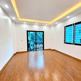 Thiết kế hiện đại: Nhà xây mới 5 tầng, thiết kế thông thoáng có thang máy tiện nghi.Trung tâm Sài Đồ - Ảnh 1