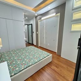 Thiết kế hiện đại: Nhà xây mới 5 tầng, thiết kế thông thoáng có thang máy tiện nghi.Trung tâm Sài Đồ - Ảnh 2