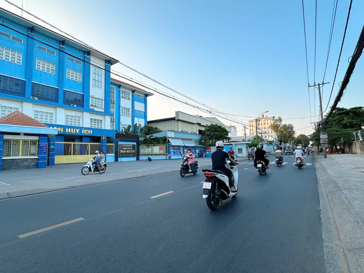 Chính chủ gửi bán nhà ngang 5m Phan Huy Ích xe hơi ngủ nhà 70m2 4 lầu BTCT gần chợ 8.5 tỷ - Ảnh 1