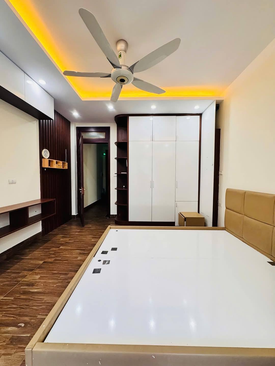 Bán Nhà Ngõ 8 Phố Lê Quang Đạo 48,6m2 x 5 tầng, ngõ thông rộng sát ô tô, với 4 phòng ngủ đầy đủ - Ảnh 1