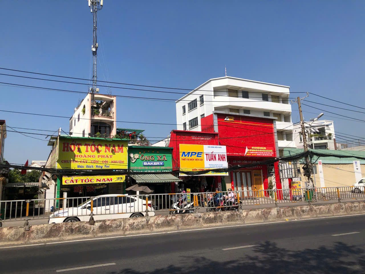 BÁN ĐẤT TẶNG NHÀ CÓ 8 PHÒNG TRỌ MẶT TIỀN QUỐC LỘ 13 GIÁ YÊU THƯƠNG - Ảnh 1