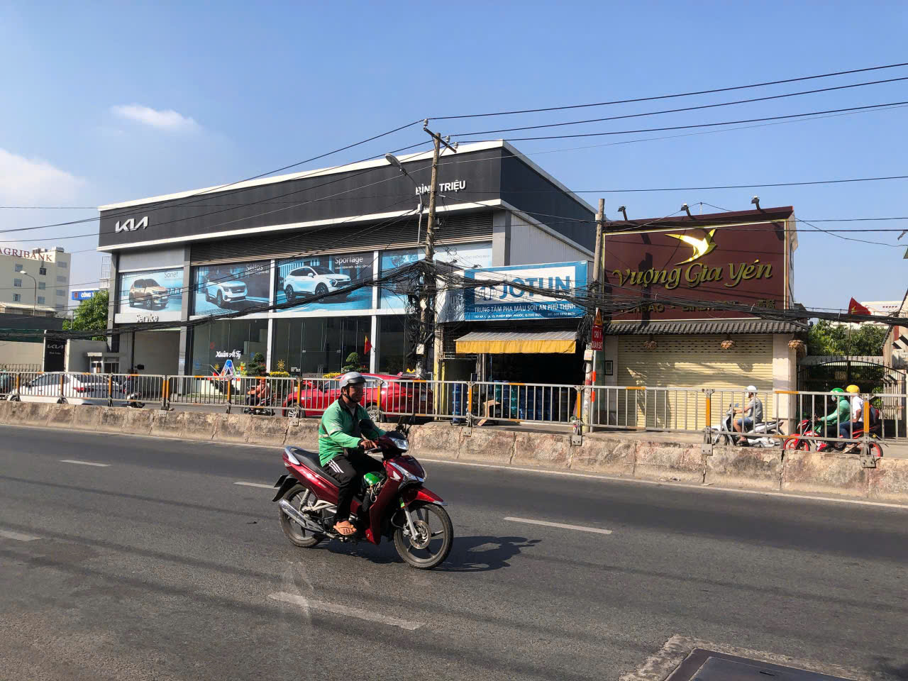 BÁN ĐẤT TẶNG NHÀ CÓ 8 PHÒNG TRỌ MẶT TIỀN QUỐC LỘ 13 GIÁ YÊU THƯƠNG - Ảnh 2