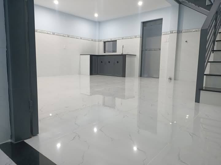Nhà mới tinh 75m2, sẵn máy lạnh, phòng ngủ rộng gần mặt tiền, Uỷ Ban, Trường Học - Ảnh chính