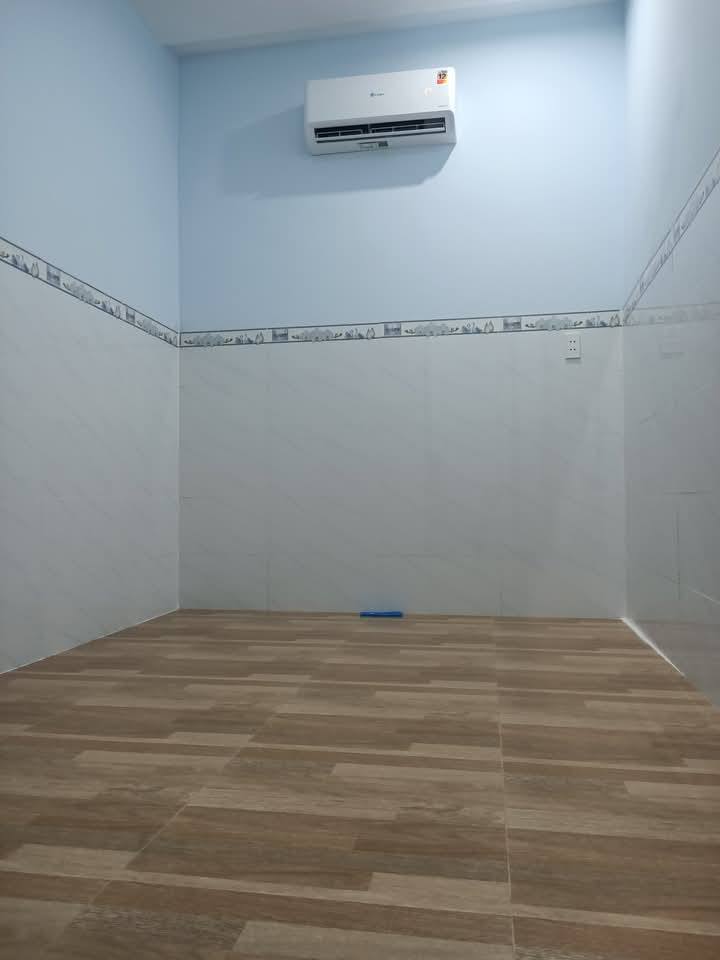 Nhà mới tinh 75m2, sẵn máy lạnh, phòng ngủ rộng gần mặt tiền, Uỷ Ban, Trường Học - Ảnh 2