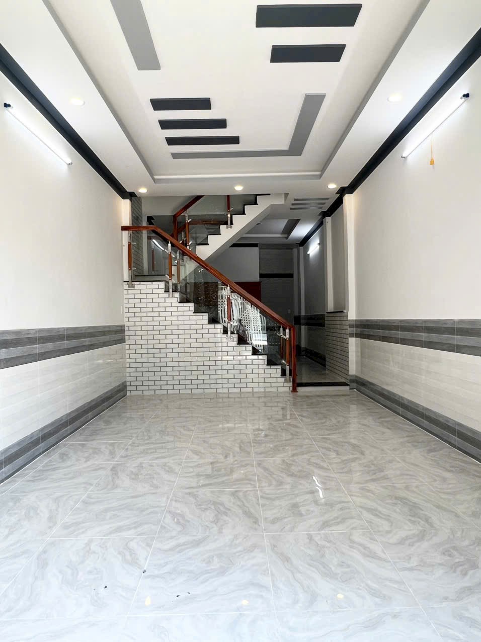 Chủ ngộp bank cần bán gấp nhà  60M2 gần UBND, SR giá 1,2tỷ - Ảnh 1
