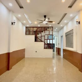BÁN NHÀ GẤP TẠI LONG BIÊN TIỆN ÍCH NGẬP TRÀN,Ô TÔ NHỎ ,40m2 ,4 TẦNG 1 BƯỚC RA PHỐ NHỈNH 4 TỶ - Ảnh 2