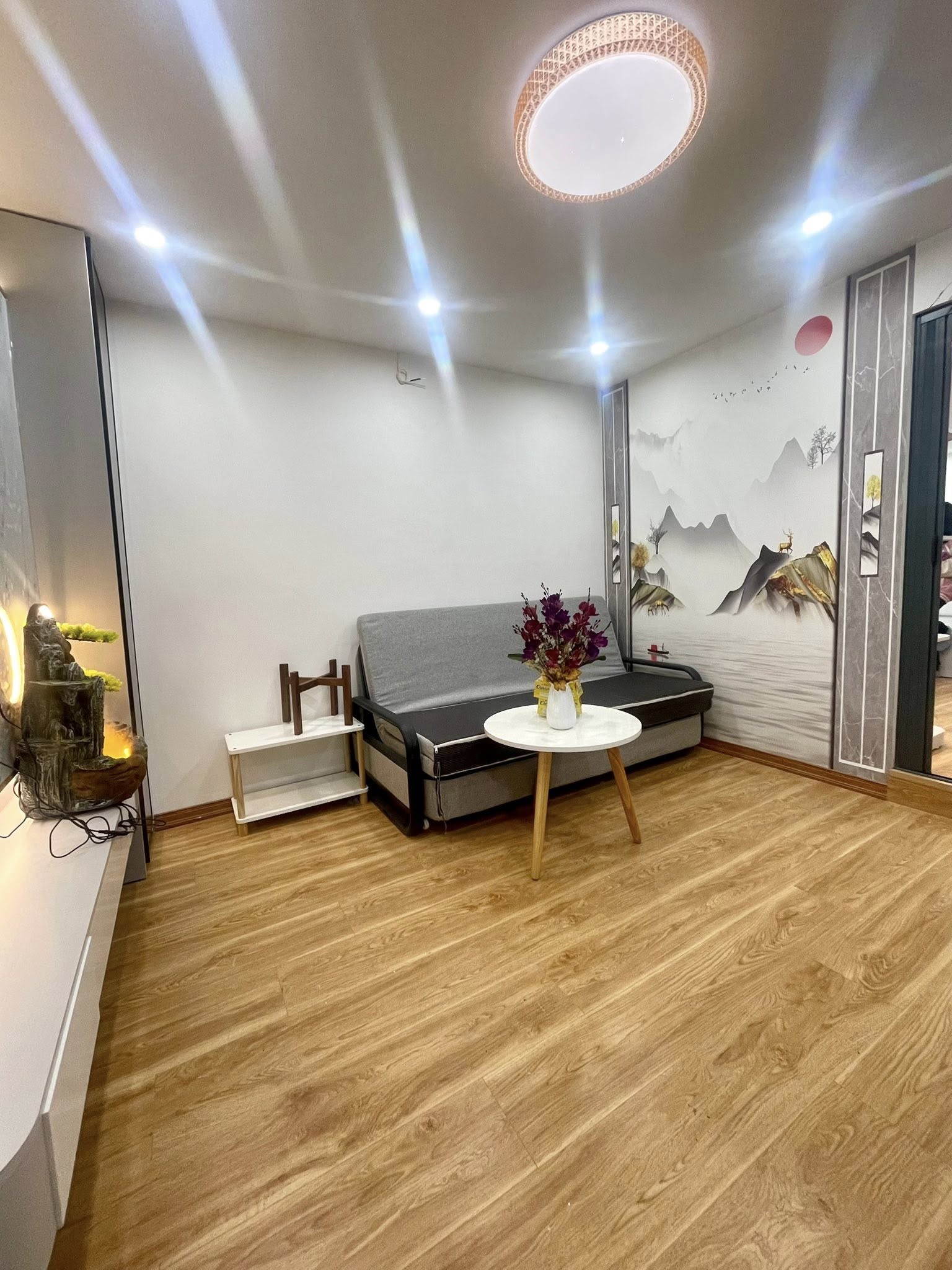 Tập thể tầng 2 phố Quỳnh Mai, Hai Bà Trưng - DT 70m, 2 ngủ, hơn 2 đồng - Ảnh 1