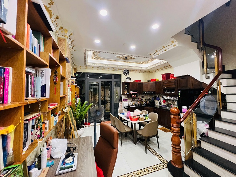Chính Chủ Cần Cho Thuê Nhà Nguyên Căn Ngay Khu Sầm Uất Đường Huỳnh Tấn Phát, Quận 7 - Ảnh chính