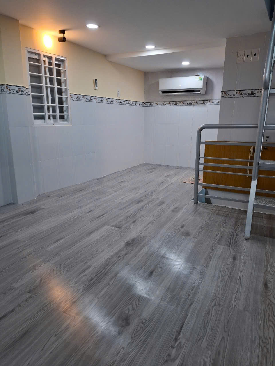 NGAY MẶT TIỀN ĐƯỜNG XE HƠI <br><br>- TRUNG TÂM QUẬN 4<br>ĐÚC 3 TẦM 2 TỶ SỔ HÔNG RIÊNG - Ảnh 4