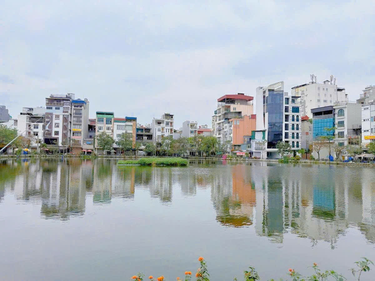 Bán tòa nhà mặt hồ đầm tròn ngõ 135 Đội Cấn 120m 6 tầng mặt tiền 5m - Ảnh chính