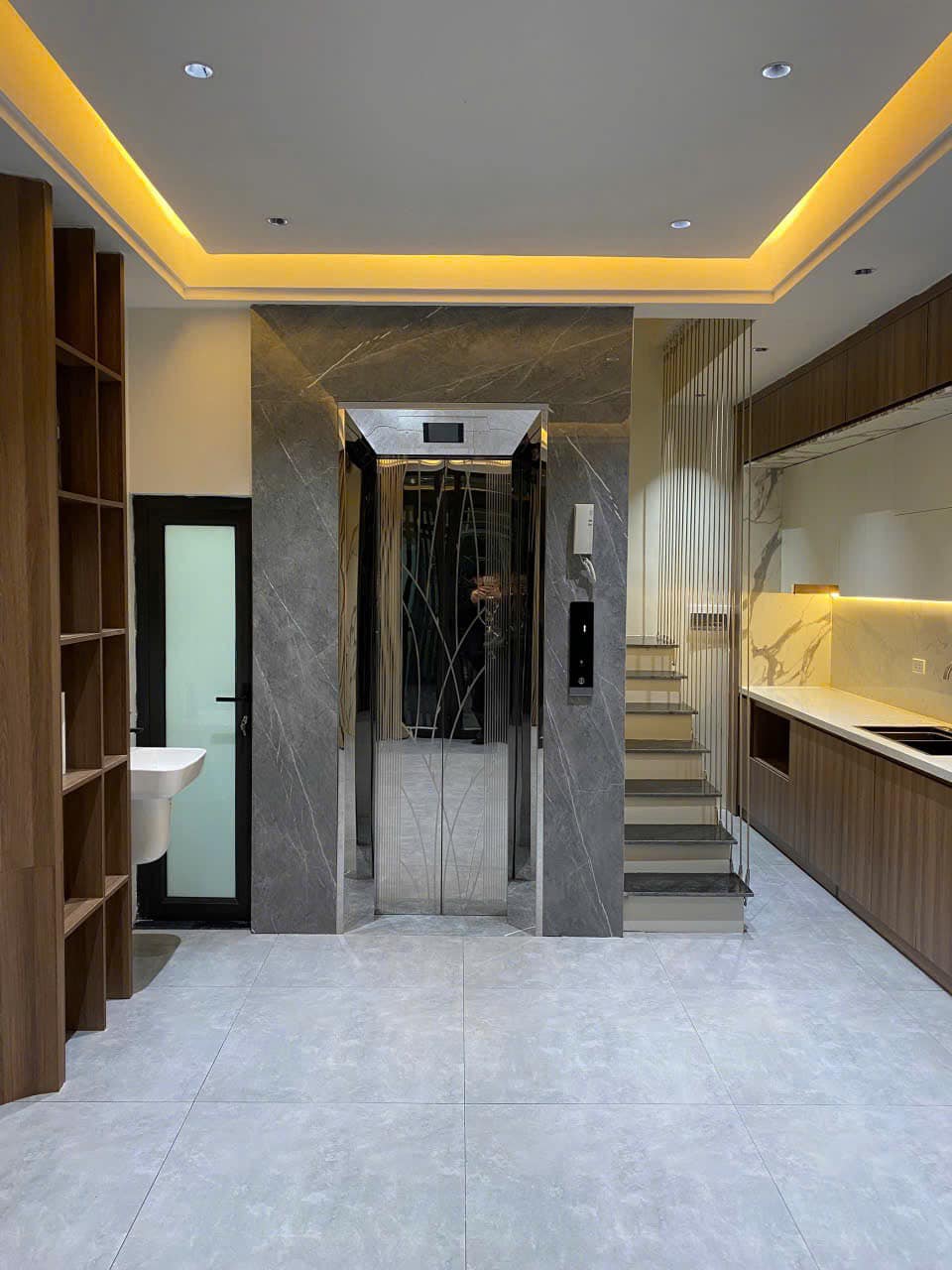 Có 102 ! Quan Nhân Thanh Xuân 35m2 5T, thang máy , ba gác đỗ cửa, 30m ra ô tô tránh 6,9 tỷ. - Ảnh chính