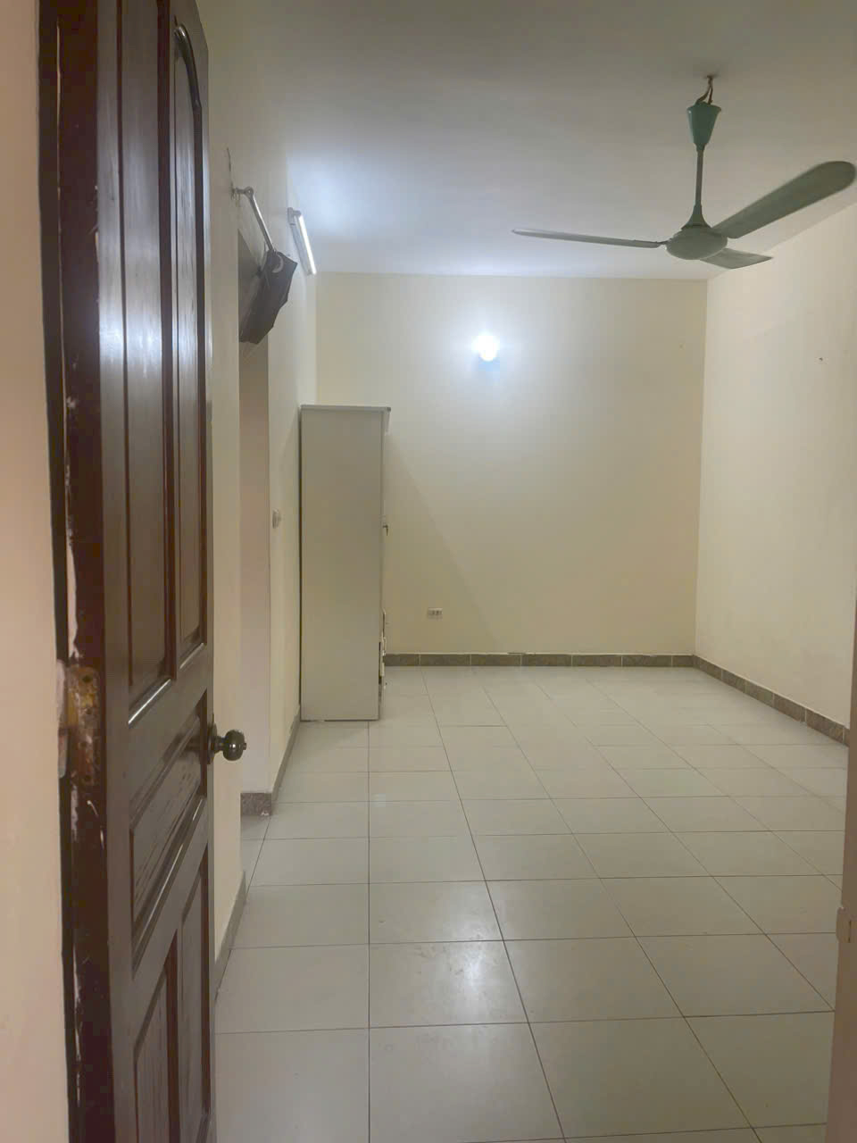 CC Cho thuê tập thể tầng 5 mặt phố Nguyên Hồng, cho hộ gia đình thuê ở lâu dài - Ảnh chính