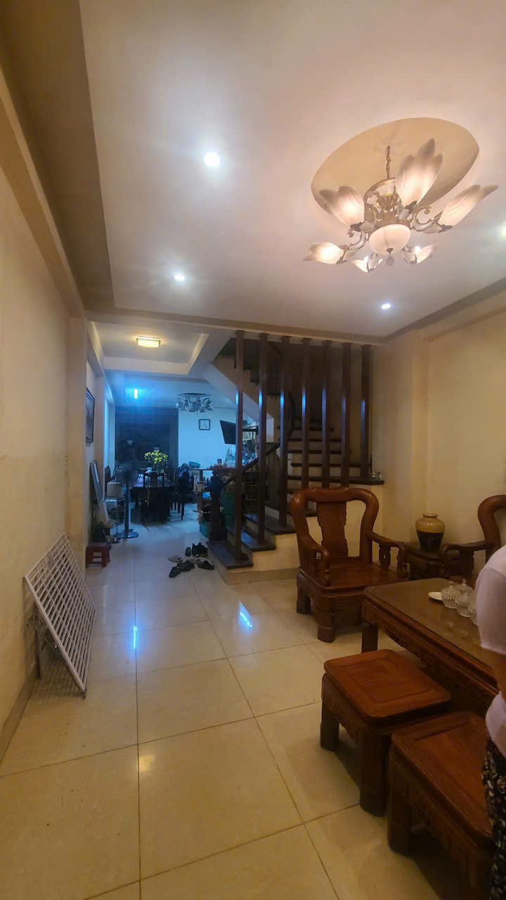 Cần bán nhà đẹp Nguyễn Văn Cừ, có sân để xe, 2 thoáng, giao thông thuận tiện. - Ảnh chính