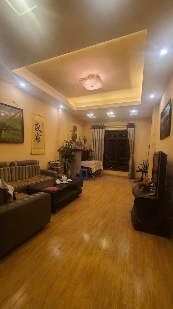 Cần bán nhà đẹp Nguyễn Văn Cừ, có sân để xe, 2 thoáng, giao thông thuận tiện. - Ảnh 1