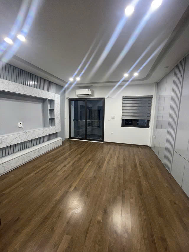 NHÀ MỚI KÍNH KOONG FULL NỘI THẤT Bồ Đề-Long Biên 50m2 X 6 tầng,MT 4.5m, 10.9 tỷ. - Ảnh 3